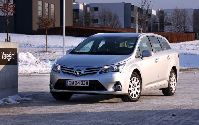 Toyota Avensis front