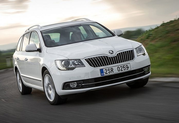 Skoda-Superb_Combi_2014_speed
