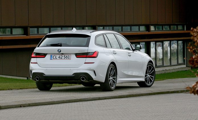 BMW 330i Touring bag 1