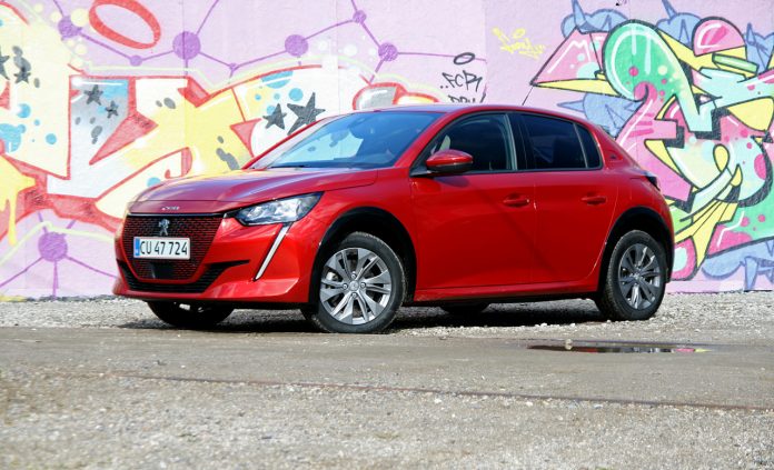 Peugeot e-208 side Peugeot 208 blev den næstmest solgte bil i februar. Og fås både som elbil og benziner.