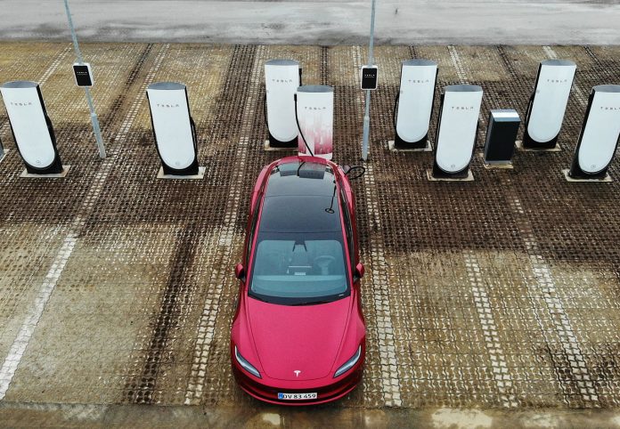 Tesla Supercharger Danmark dyrere at lade på Teslas Supercharger-stationer