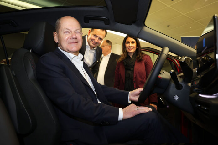 German Chancellor Olaf Scholz attends his first Volkswagen works eu elbiler statsstøtte