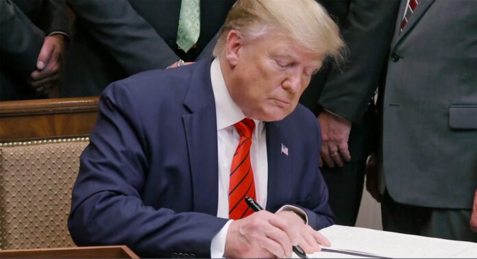 Trump underskriv Donald Trump