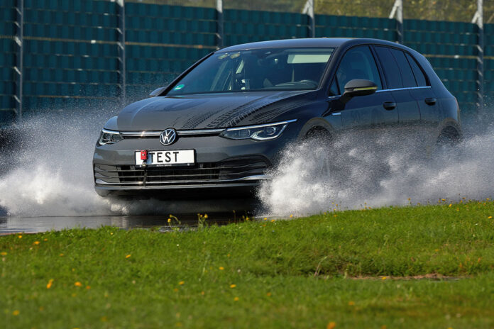 ADAC testet Sommerreifen im Contidrom, in Hannover test helårsdæk